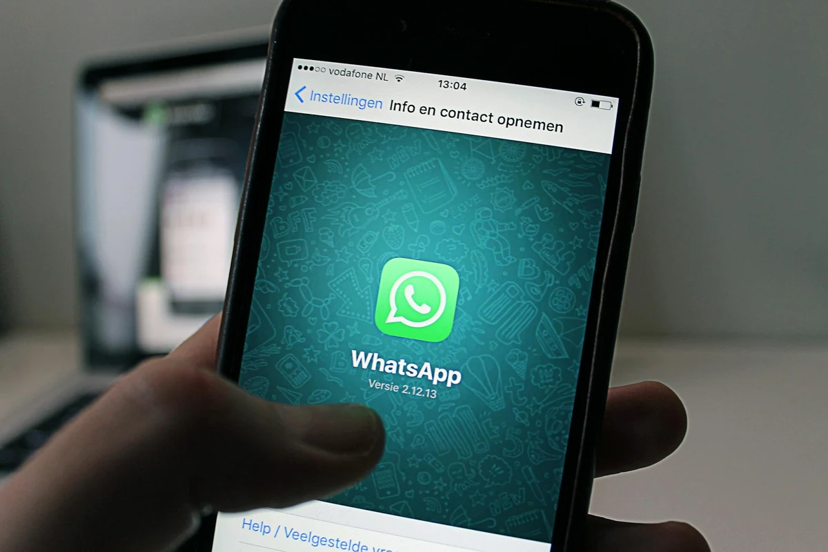 ЕК предупреди Meta за временни мерки заради AI ограничения в WhatsApp